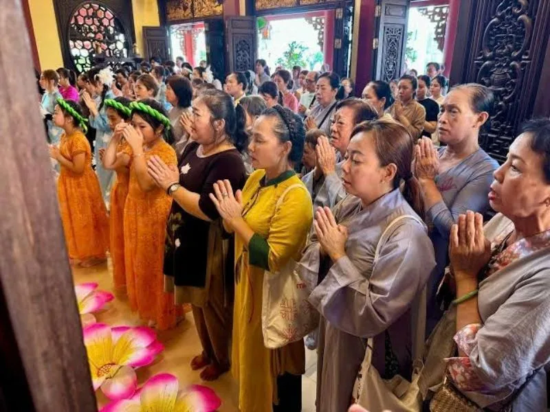 cach khan khi di chua huong dan bai khan va trinh tu le