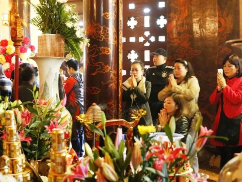cach khan khi di chua huong dan bai khan va trinh tu le